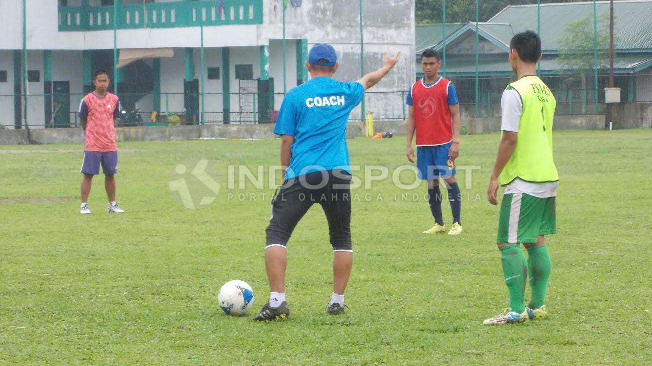 Asisten%20pelatih%20PSMS%20Edy%20Syahputra%20saat%20memberikan%20instruksi%20kepada%20para%20pemain.